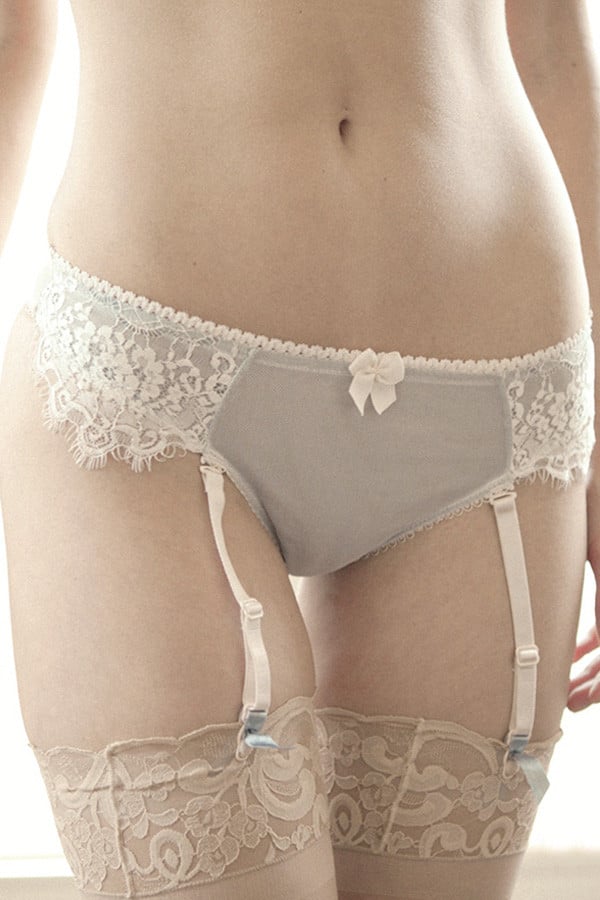 Claudette Cameo Blue En Dentelle Garter Thong